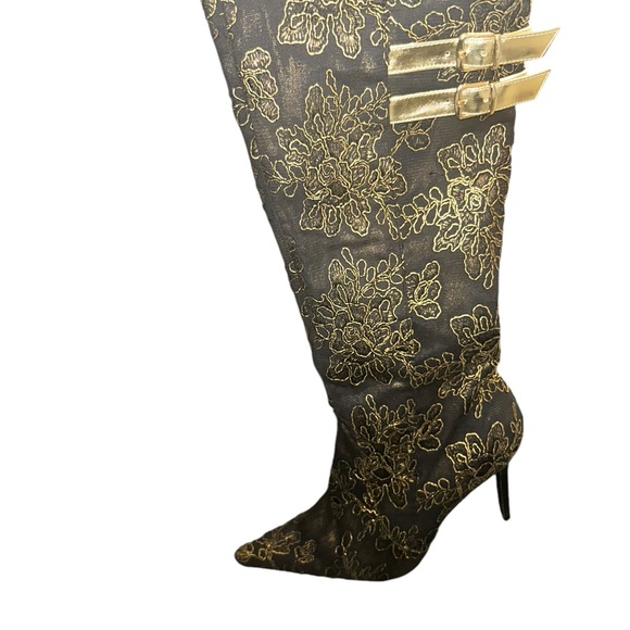 Colin Stuart boots us - Picture 8 of 12